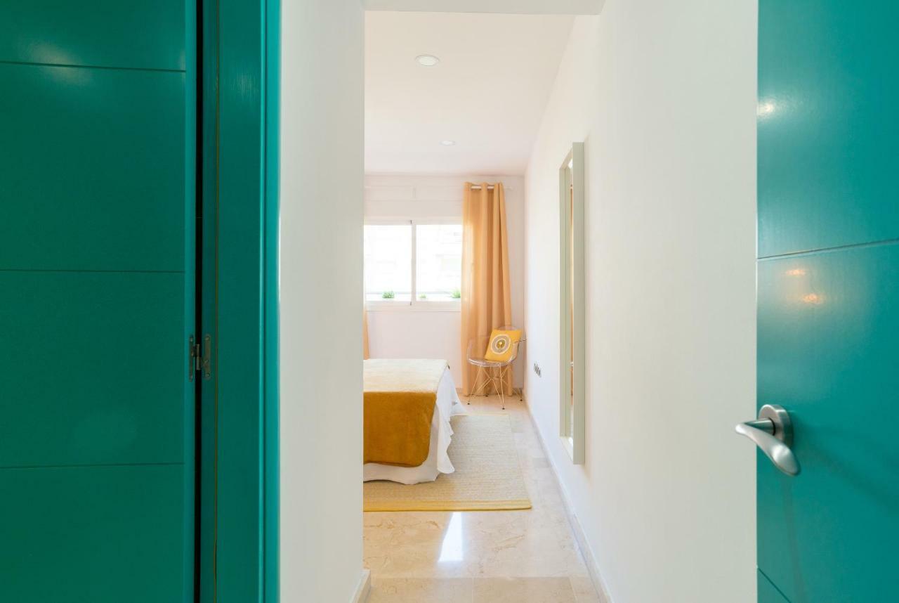 Charming Apartment On The Beach - Pool And Parking Малага Екстериор снимка