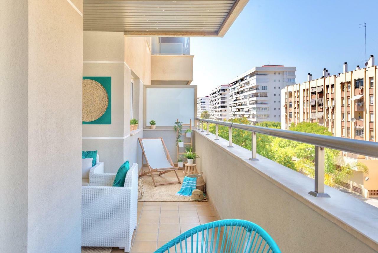 Charming Apartment On The Beach - Pool And Parking Малага Екстериор снимка