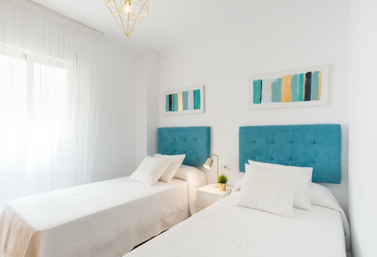 Charming Apartment On The Beach - Pool And Parking Малага Екстериор снимка