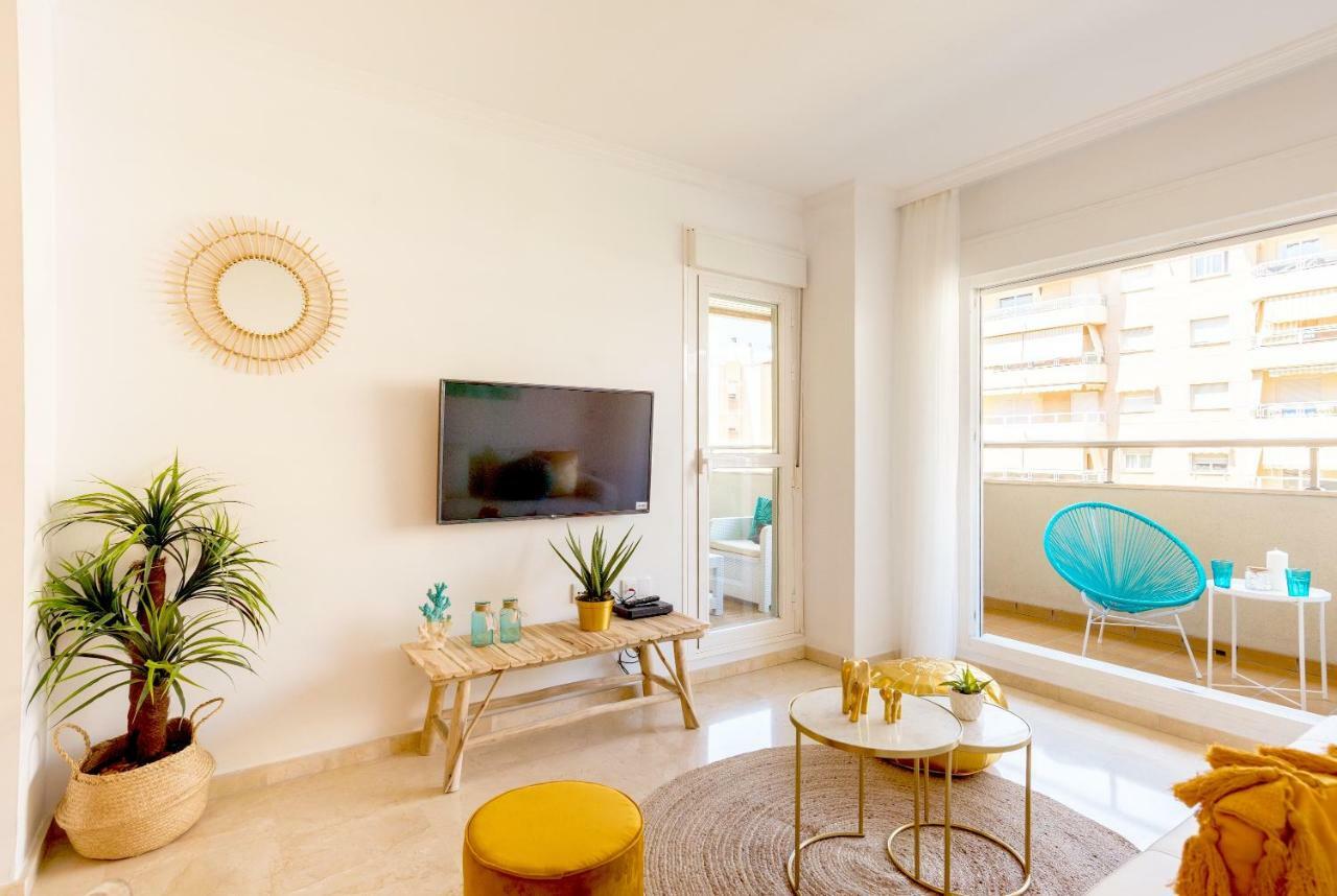 Charming Apartment On The Beach - Pool And Parking Малага Екстериор снимка