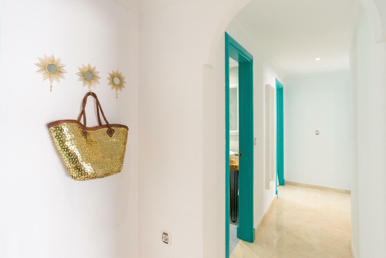 Charming Apartment On The Beach - Pool And Parking Малага Екстериор снимка