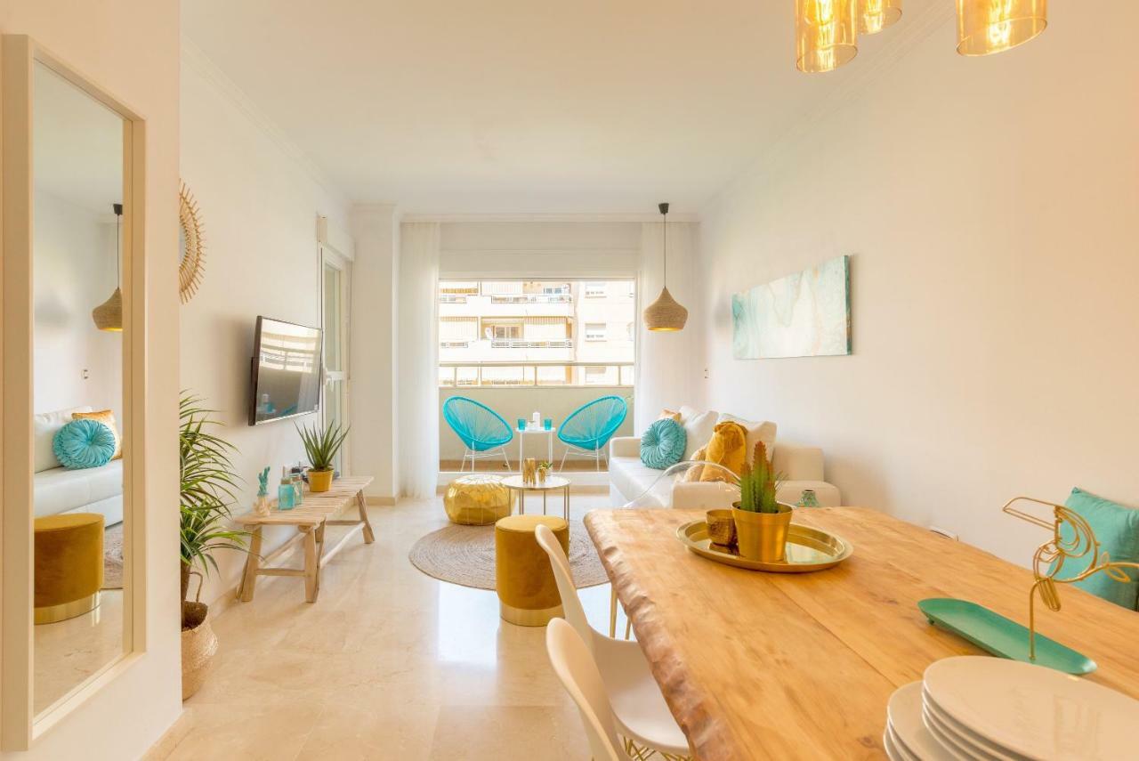 Charming Apartment On The Beach - Pool And Parking Малага Екстериор снимка