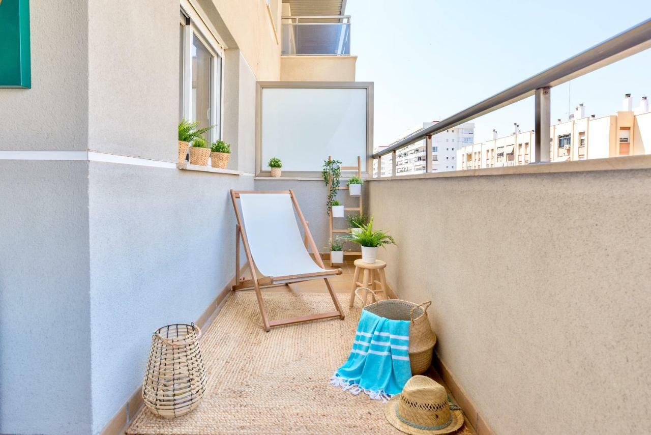 Charming Apartment On The Beach - Pool And Parking Малага Екстериор снимка