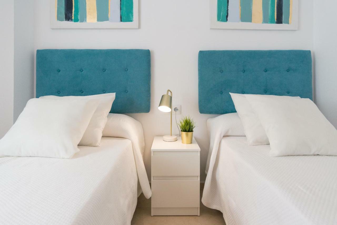 Charming Apartment On The Beach - Pool And Parking Малага Екстериор снимка