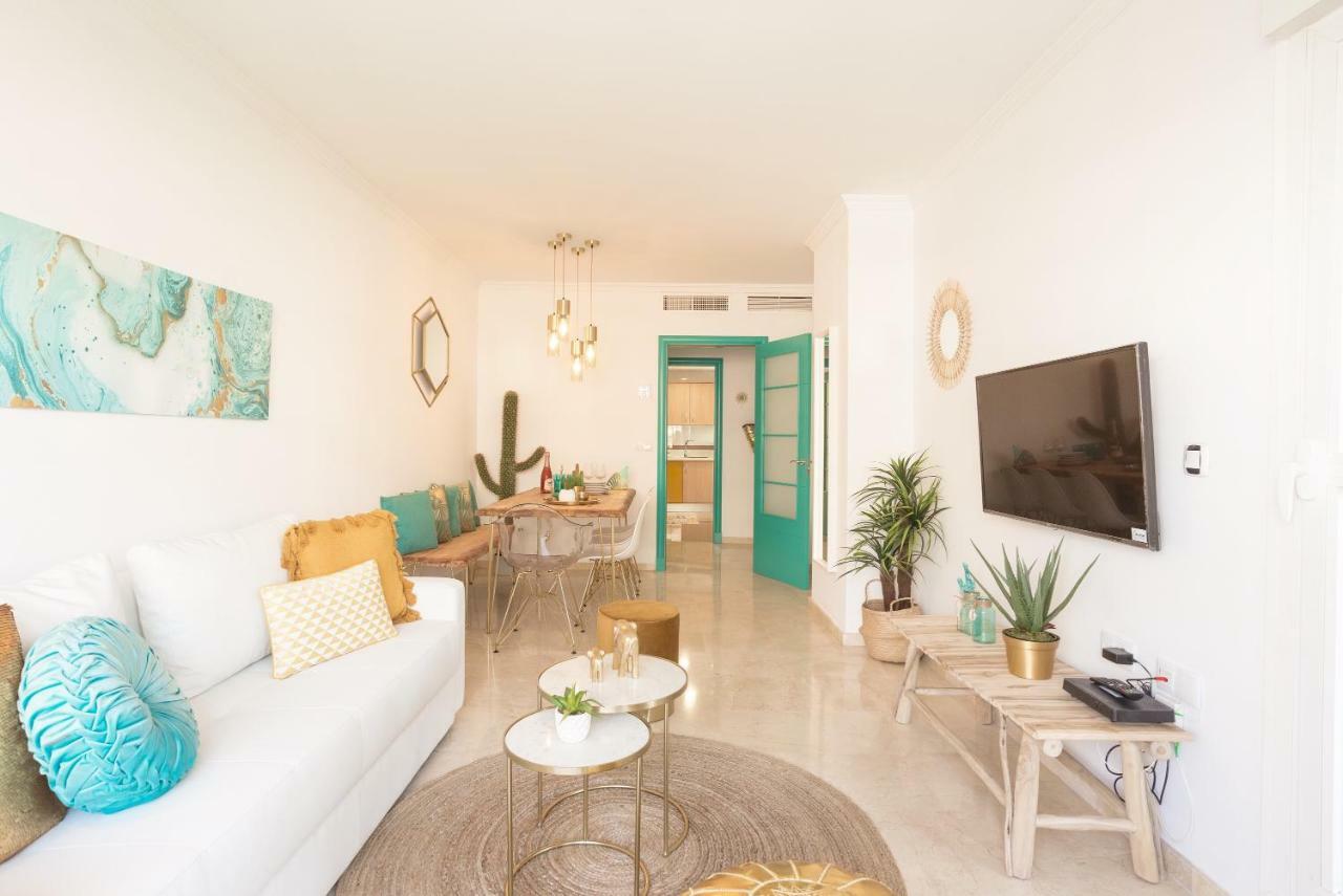 Charming Apartment On The Beach - Pool And Parking Малага Екстериор снимка