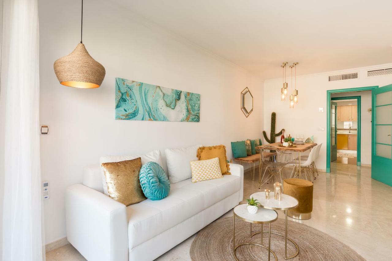 Charming Apartment On The Beach - Pool And Parking Малага Екстериор снимка