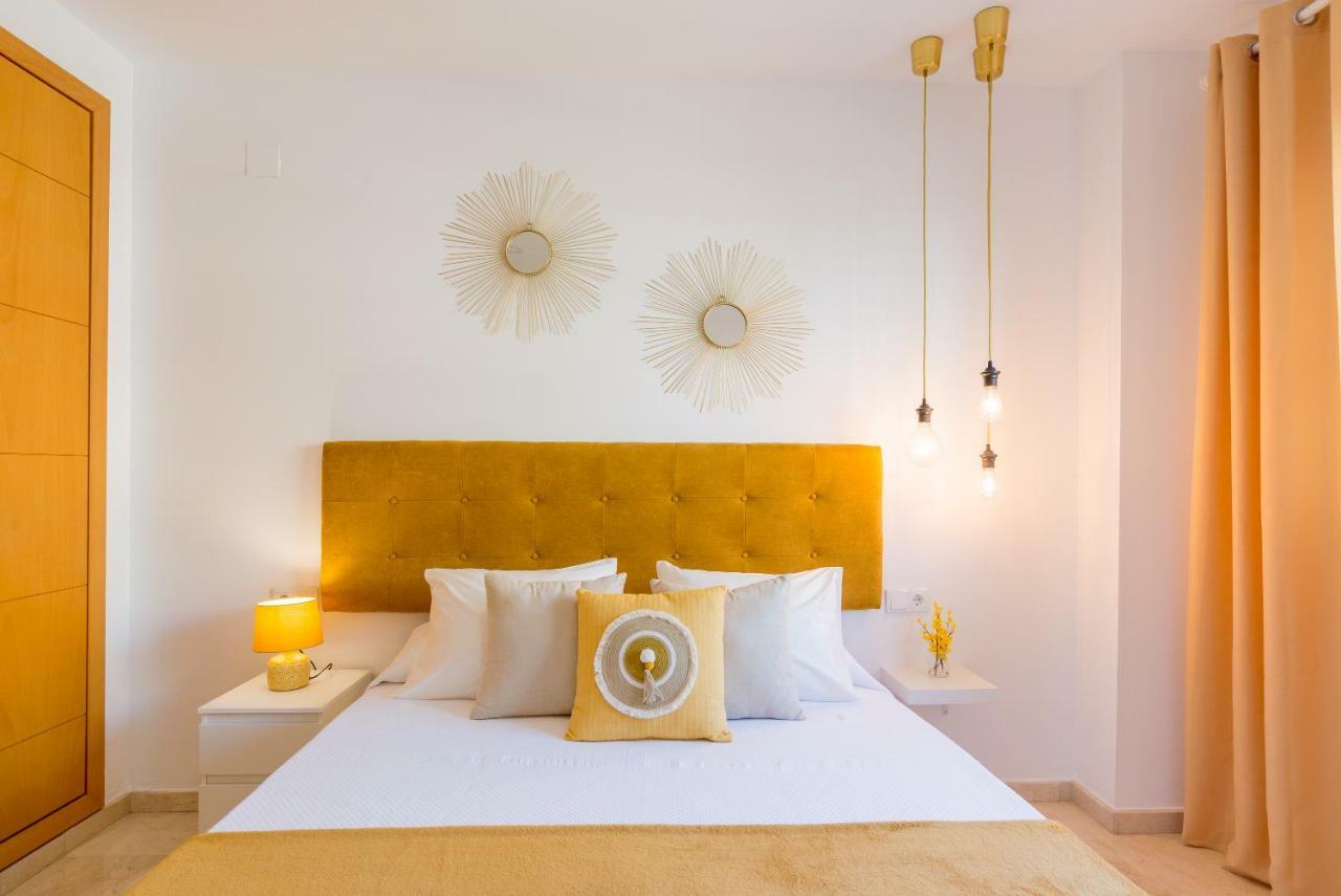 Charming Apartment On The Beach - Pool And Parking Малага Екстериор снимка