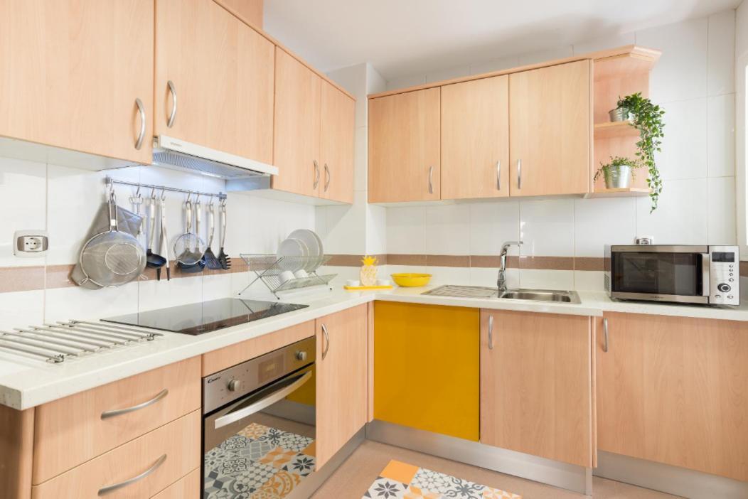 Charming Apartment On The Beach - Pool And Parking Малага Екстериор снимка